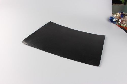غشاء جيوممبرين HDPE أملس السطح مع مقاومة كيميائية ممتازة وطول 30 مترًا - 100 متر لتطبيقات مدافن النفايات والتعدين