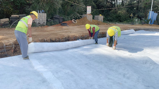 النسيج الجيولوجي غير المنسوج من البوليستر ذو الطول العالي ووزنه 100-800 غرام / متر مربع ومقاومة ممتازة للحمض والقلي للهندسة المدنية الثقيلة