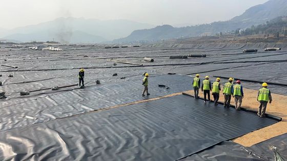 الغشاء الجيولوجي اللين من HDPE المخصص لمعالجة مياه مدافن النفايات والتعدين ومدة خدمة أطول