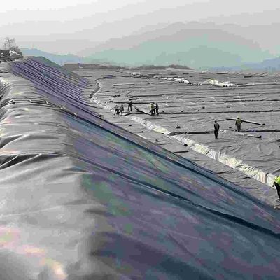 مشروع البيئة HDPE غشاء جيوممبراني ناعم مقاوم للحمض والقلي 700٪ إطالة عند الكسر 0.3mm 3.0mm سمك
