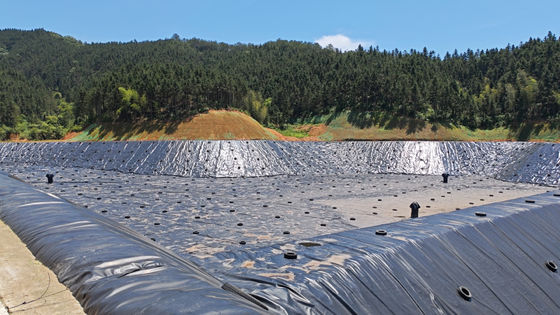 المقاومة الكيميائية الممتازة HDPE Geomembrane لتثبيت لحام الوتين الساخن في مشاريع بركة ضبط اللمعان