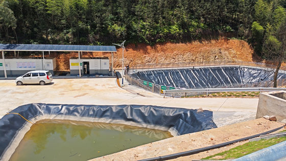 المقاومة الكيميائية الممتازة HDPE Geomembrane لتثبيت لحام الوتين الساخن في مشاريع بركة ضبط اللمعان