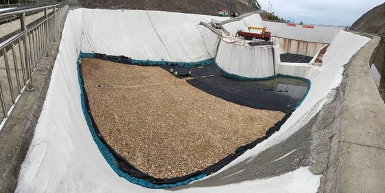 المنسوجات الأرضية المصنوعة من الألياف الأساسية القياسية ASTM ذات نفاذية عالية للمياه ومقاومة ممتازة للثقب لمشاريع البيئة