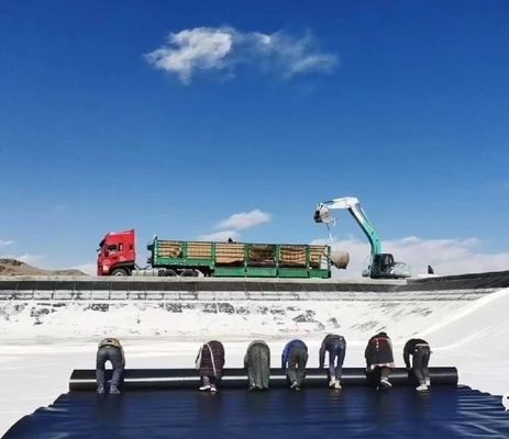 تم تصميمها من أجل السلامة: حلول غشاء الجيومبراني HDPE عالية الأداء للخلفيات احتواء البركة وحماية البيئة