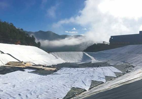 بطانة طينية اصطناعية صديقة للبيئة وغير سامة ومتينة لمشاريع الحفاظ على المياه والمناظر الطبيعية