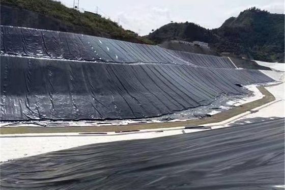 حاجز مقاوم للماء من الغشاء الأرضي البولي إيثيلين عالي الكثافة أملس HDPE لإحكام إغلاق البرك ومدافن النفايات