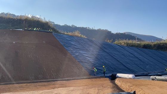 المقاومة الكيميائية الممتازة HDPE Geomembrane لتثبيت لحام الوتين الساخن في مشاريع بركة ضبط اللمعان